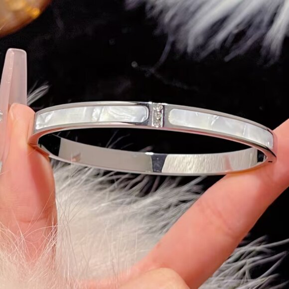14K White Gold 7\